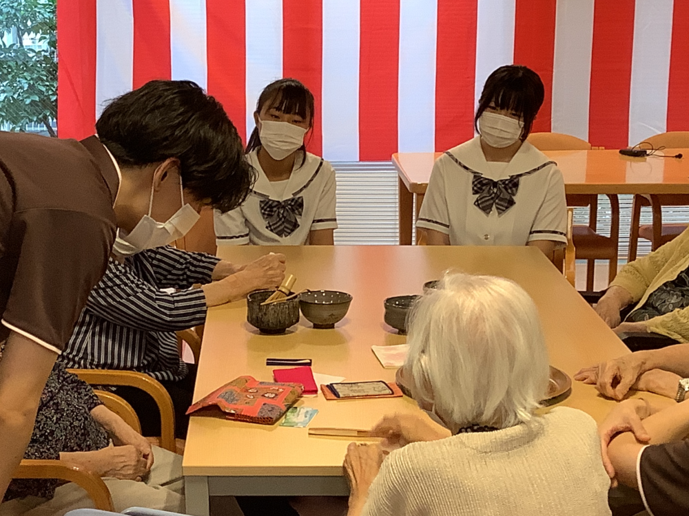 茶道部の生徒が高齢者施設でのお点前を行いました